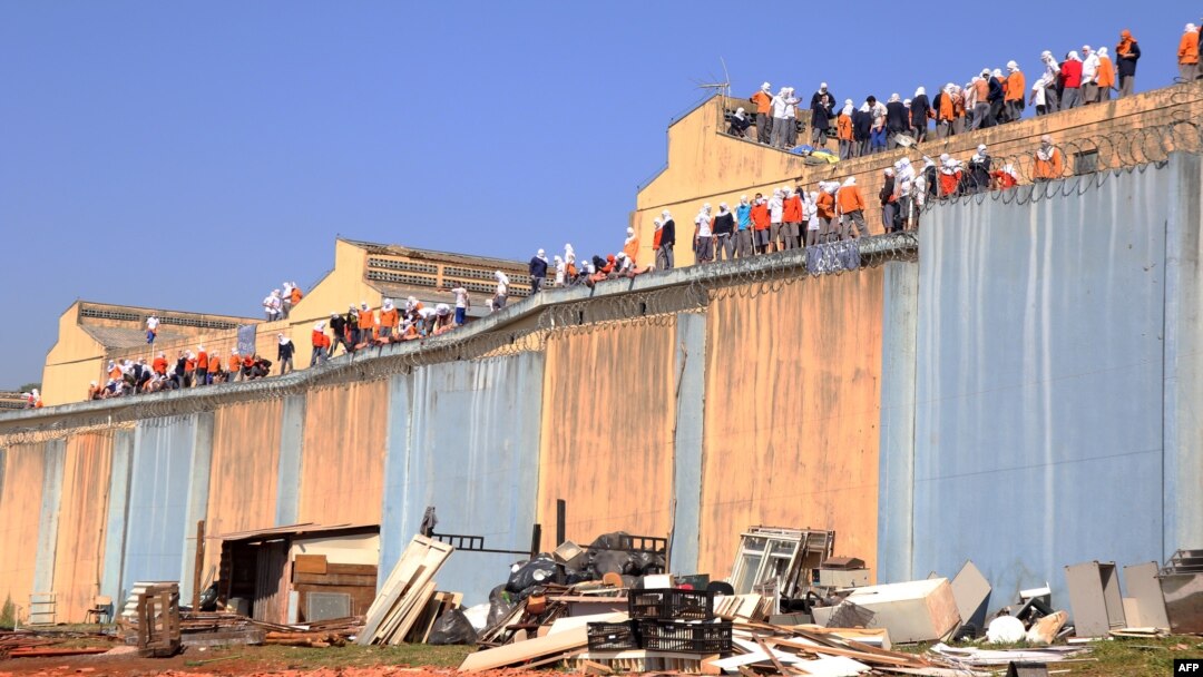 Para napi di kota Cascavel, Brazil selatan melakukan protes rusuh, menuntut kondisi penjara yang lebih baik (25/8).