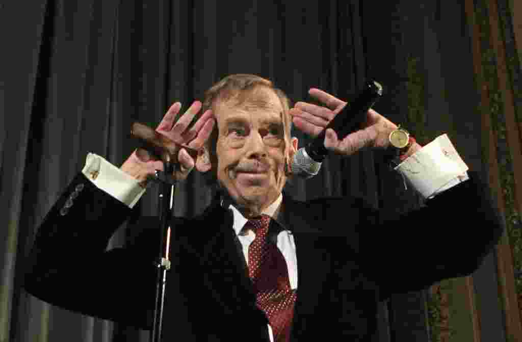 Havel melambaikan tangannya kepada para penonton pasca pertunjukan premier film "Leaving" di Praha, 22 Maret 2011 (Reauters).