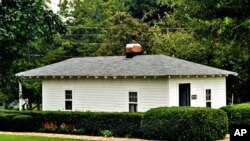 Elvis's birth home is now nicely painted, and it looks a lot nicer than the days when Elvis's father could not afford to make bank payments on it