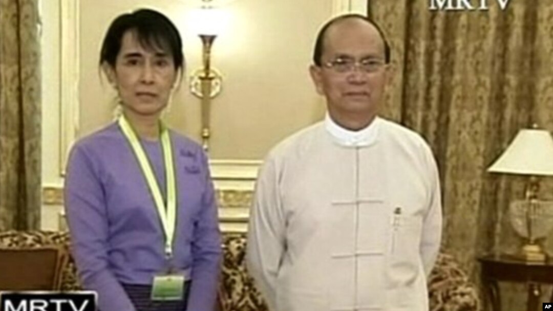 Presiden Myanmar Thein Sein (kanan) mengundang pemimpin oposisi Aung San Suu Kyi untuk bertemu hari Jumat 31/10 (foto: dok).