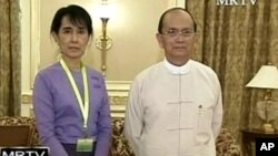 Presiden Myanmar Thein Sein (kanan) mengundang pemimpin oposisi Aung San Suu Kyi untuk bertemu hari Jumat 31/10 (foto: dok).