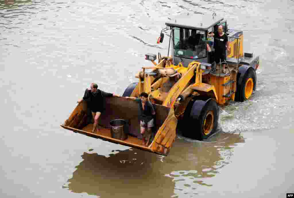 Warga menggunakan traktor saat banjir, setelah topan Fitow menghantam kota Yuyao, provinsi Zhejiang, China timur.