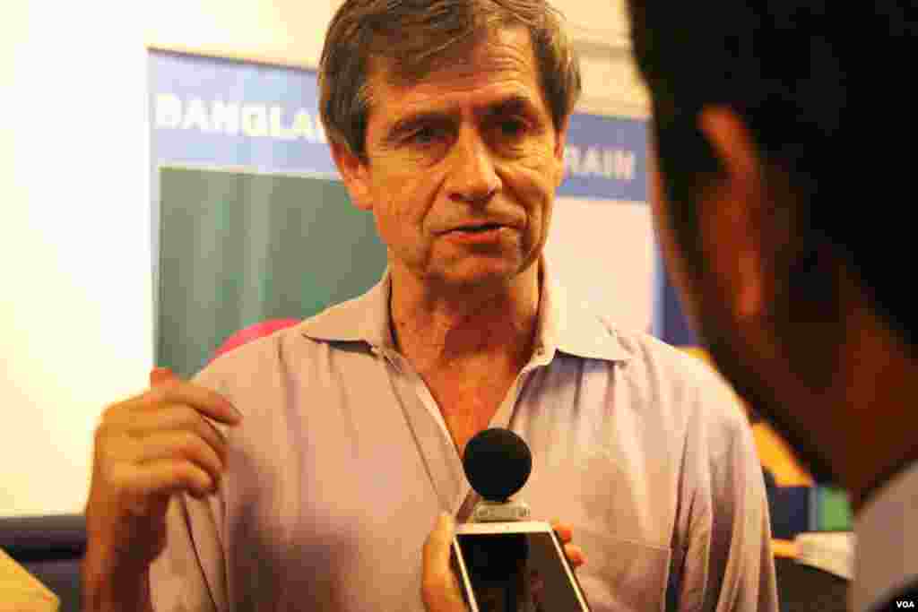 លោក Joe Sestak ប្រធាន​អង្គការ​ First Global និយាយ​ទៅ​កាន់​អ្នកសារព័ត៌មាន​ VOA បន្ទាប់​ពី​ការ​បញ្ចប់​ជា​ស្ថាពរ​ ការ​ប្រកួត​បញ្ជា​មនុស្ស​យន្ត​ First Global Challenge ដែល​មាន​យុវជន​ពី​ជិត​១៦០​ប្រទេស​ចូល​រួម នៅ​សាល​សម្តែង​សិល្បៈ​ DAR Constitution Hall ក្នុង​រដ្ឋធានី​វ៉ាស៊ីនតោន​ នៅ​ថ្ងៃ​អង្គារ ​ទី១៨ ខែ​កក្កដា ឆ្នាំ​២០១៧។ (ណឹម សុភ័ក្រ្តបញ្ញា/VOA)