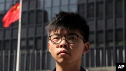 ARCHIVO: El activista prodemocracia Joshua Wong se ve ante el edificio del Consejo Legislativo en Hong Kong, el 28 de noviembre de 2019. 