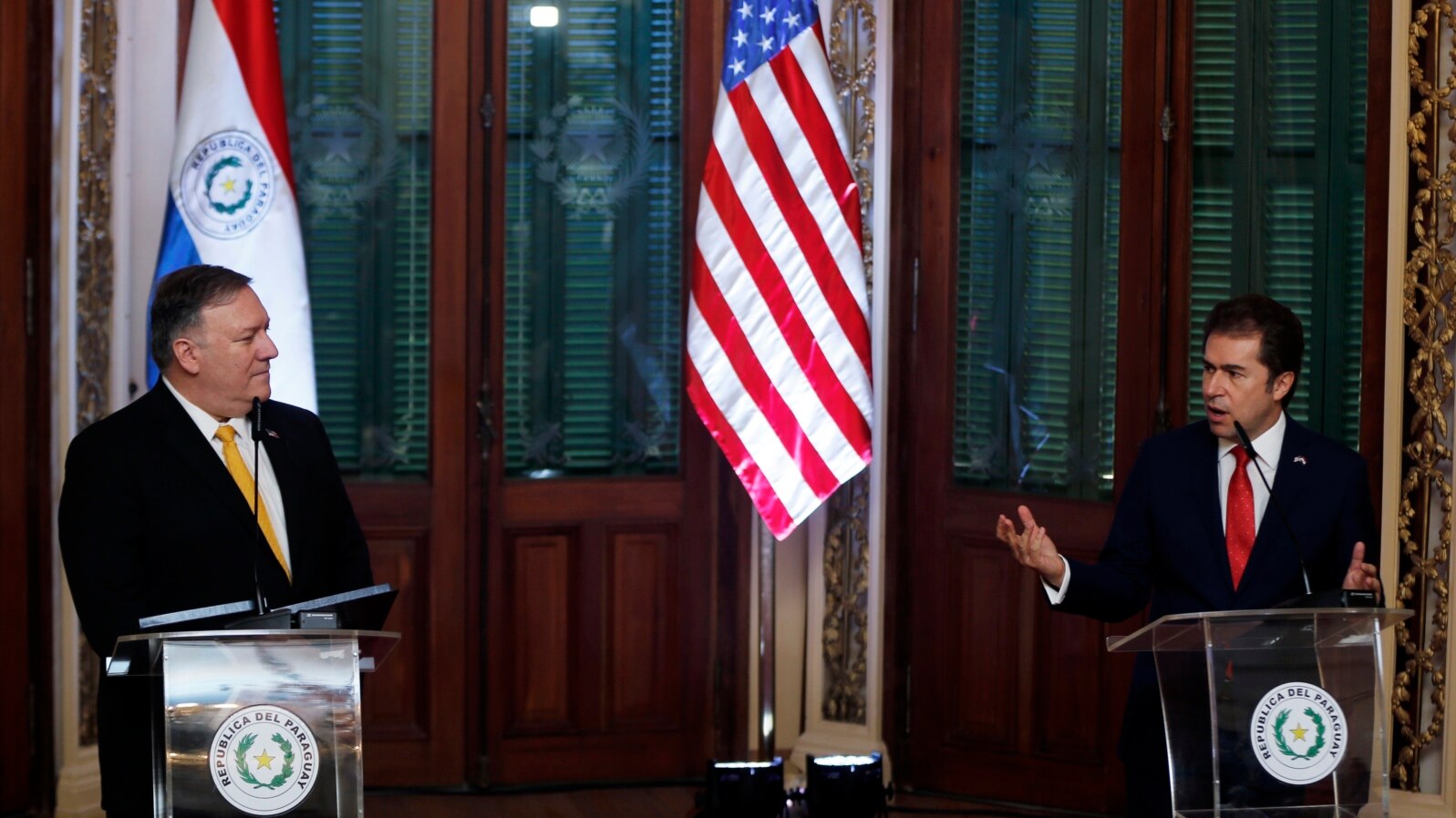 Američki državni sekretar Majk Pompeo sluša ministra spoljnih poslova Paragvaja Luisa Kastiljonija na pres konferenciji u Asuncionu, glavnom gradu Paragvaja, 13. aprila 2019. 