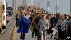 Une pratique annuelle dans le Michigan...des travailleurs traversent le pont Mackinac