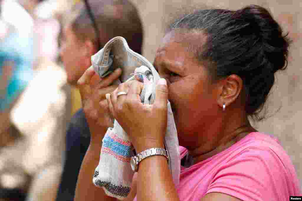 Una mujer llora en Las Tejerías, Venezuela, el 10 de octubre del 2022.&nbsp;