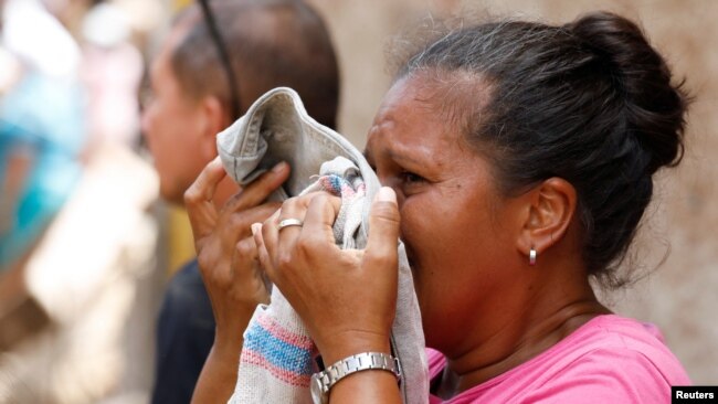 Una mujer llora luego de un deslizamiento de tierra debido a las fuertes lluvias, en Las Tejerias, estado de Aragua, Venezuela, el 10 de octubre de 2022. REUTERS/Leonardo Fernandez Viloria