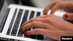 ILUSTRACIJA, ARHIVA - Šake na tastaturi laptopa (Foto: Reuters) 
