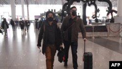 지난 24일 중국에서 추방된 월스트리트저널 기자들이 베이징캐피털공항에 도착했다.