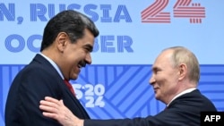 El presidente de Rusia, Vladimir Putin, se reúne con el presidente de Venezuela, Nicolás Maduro, al margen de la cumbre de los BRICS en Kazán el 23 de octubre de 2024.