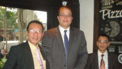 Nhà hoạt động Võ Quang Thuận, tùy viên chính trị đại sứ quán Mỹ David Muehlke, và nhà hoạt động Nguyễn Văn Điển. (Facebook Hội Anh Em Dân chủ)