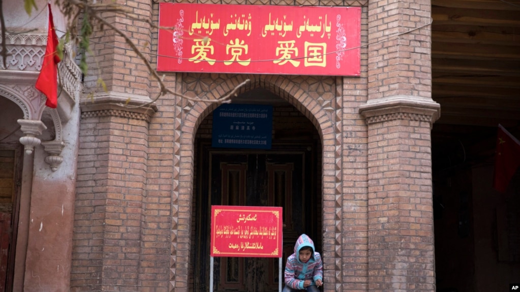 中国新疆喀什的一座清真寺入口上写着“爱党爱国”的字样。 （资料照片）(photo:VOA)