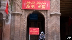 中国新疆喀什的一座清真寺入口上写着“爱党爱国”的字样。 （资料照片）