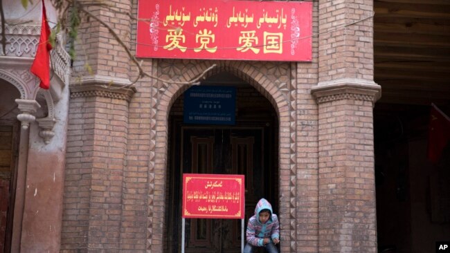 中国新疆喀什的一座清真寺入口上写着“爱党爱国”的字样。 (资料照片)