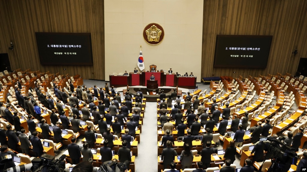 韩国国会星期六针对第一夫人金建希的特检法案与尹锡悦弹劾案进行表决，在执政党国民力量党议员在对金建希的特检法案进行表决投票后就离开国会议事厅，并缺席尹锡悦弹劾案表决。(美联社：2024年12月7日)