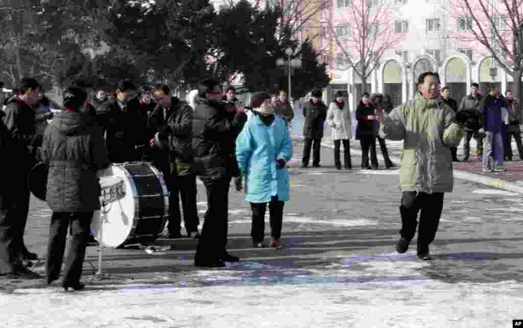 12일 북한 로켓 발사 성공 발표 직후, 평양대극장 앞 축하공연장에서 춤추는 시민.