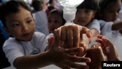 지난 2012년 10월 필리핀 마닐라에서 '세계 손 씻기의 날'을 맞아 어린이들이 학교에서 손을 씻고 있다.