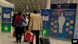 တ႐ုတ္ႏုိင္ငံ ေဘဂ်င္းေလဆိပ္သုိ႔ ေရာက္ရွိလာသည့္ ခရီးသည္မ်ားအား က်န္းမာေရးစစ္ေဆးေနသည့္ ျမင္ကြင္း။ (ဇန္နဝါရီ ၁၅၊ ၂၀၂၀)