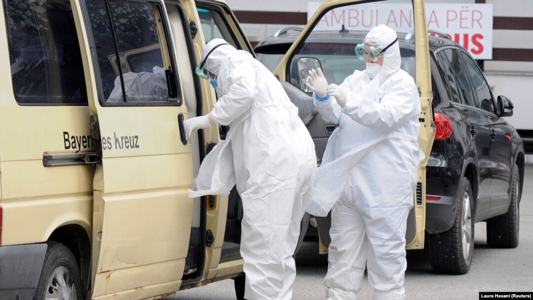 Zdravstveni radnici u blizini kosovskog Medicinskog centra (Foto: REUTERS/Laura Hasani)