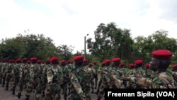 Les troupes centrafricianes lors d'une parade à Bangui, en Centrafrique, le 17 août 2018. (VOA/Freeman Sipila)