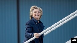 La candidate démocrate à la présidentielle Hillary Clinton en train de monter dans son avion de campagne à White Plains, N.Y., mardi 4 octobre 2016.