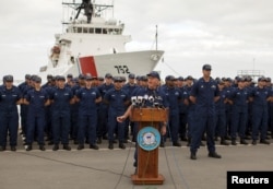 美国海岸警卫队司令海军上将保罗·楚孔夫特对斯特拉顿海警船员讲话