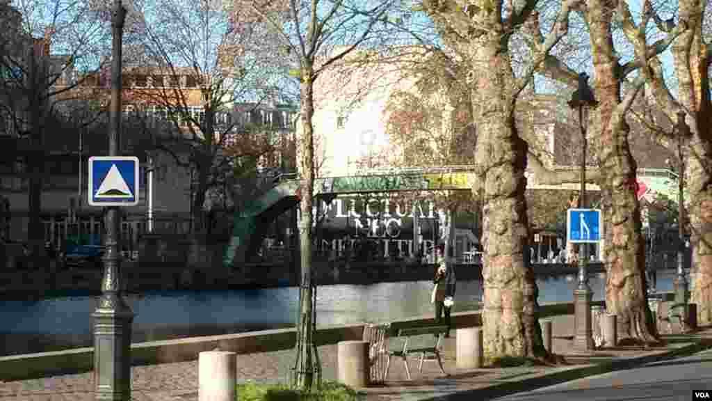 Fluctuat Nec Mergitur, at Canal Saint Martin, near the site of several terrorist attacks. (E. Bryant/VOA)