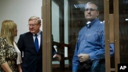 Pol Vilan u staklenom kavezu u sudnici u Moskvi (Foto: AP/Pavel Golovkin)