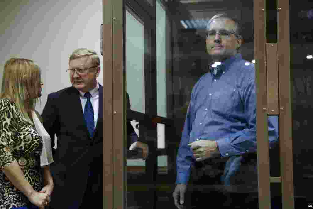 حضور پل ویلان شهروند آمریکایی-بریتانیایی دستگیر شده در روسیه به اتهام جسوسی (در اتاقک شیشه&zwnj;ای)، به همراه وکلایش در یک دادگاه در مسکو، روسیه