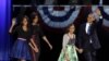 Presidenti Obama, gruaja e tij Michelle dhe vajzat Malia dhe Sasha ngjiten në skenë, ku Presidenti pranoi fitoren..