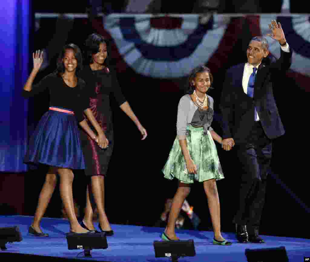 Le pr&eacute;sident Obama saluant la foule &agrave; son arriv&eacute;e &agrave; la f&ecirc;te de la victoire, &agrave; Chicago 