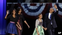 Après son discours, le président Obama a été rejoint par la première dame, Michelle Obama, et leurs filles Malia et Sasha.