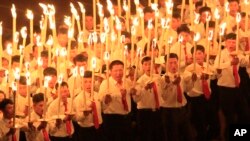 지난 2016년 8월 북한 평양의 5월1일경기장에서 열린 '김일성-김정일주의 청년동맹' 제9차대회 경축 야회에서 청년들이 횃불을 들고 있다.