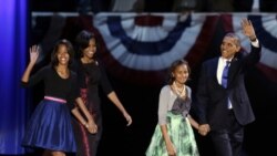 Presidenti Obama, gruaja e tij Michelle dhe vajzat Malia dhe Sasha ngjiten në skenë, ku Presidenti pranoi fitoren..