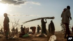 Para warga Somalia yang terpaksa meninggalkan rumah mereka akibat kekeringan yang melanda kini tinggal di kamp pengungsi di pinggiran Kota Dollow, Somalia, pada 19 September 2022. (Foto: AP/Jerome Delay)