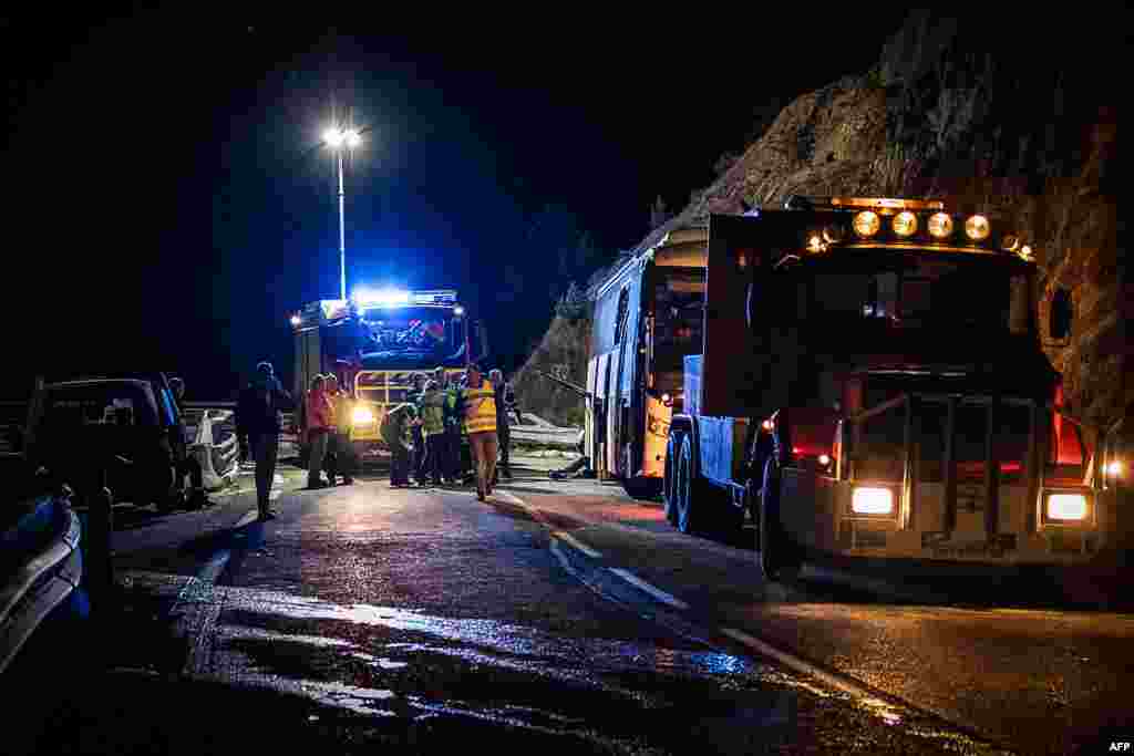 Cerca de 200 bomberos franceses se movilizaron hasta el lugar y recibieron refuerzos de los bomberos catalanes y andorranos, que acudieron para prestar apoyo en esta zona fronteriza.