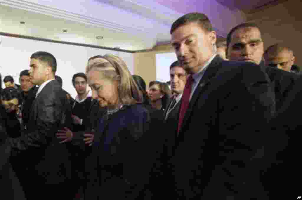 Menteri Luar Negeri AS Hillary Rodham Clinton dikelilingi petugas keamanan saat akan bertemu media usai penyelenggaraan Konferensi Friends of Syria di Tunis, 24 Februari 2012. &nbsp;(AP/Jason Reed)