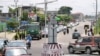 Activité sur le boulevard Triomphal de Kinshasa au croisement des rues Asosa, Huileries et Patrice Lubumba, le 22 janvier 2014. (Photo: JUNIOR D. KANNAH) 