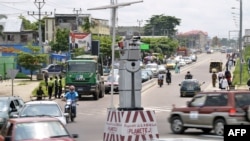 Activité sur le boulevard Triomphal de Kinshasa au croisement des rues Asosa, Huileries et Patrice Lubumba, le 22 janvier 2014. (Photo: JUNIOR D. KANNAH) 