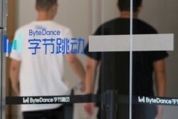 Logo Bytedance, perusahaan yang berbasis di China, pemilik aplikasi video pendek TikTok, atau Douyin, di kantornya di Beijing, China, 7 Juli 2020.