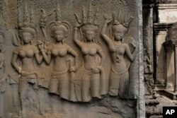 រូបឯកសារ៖ រូបថតកាលពីថ្ងៃទី ១៩ ខែកក្កដា ឆ្នាំ ២០១២ បង្ហាញរូបចម្លាក់អប្សរាដែលត្រូវបានឆ្លាក់លើផ្ទះថ្មនៃប្រាង្គប្រាសាទអង្គរវត្តនៃប្រទេសកម្ពុជា។