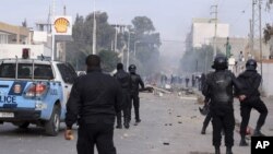 Les forces de police font face à des manifestants dans la ville d’Ennour, près de Kasserine, Tunisie, 20 janvier 2016.