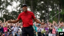 El golfista estadounidense Tiger Woods reacciona al ganar el Masters de Augusta el domingo, 14 de abril de 2019, en Augusta, Georgia.
