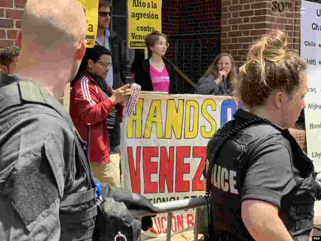 Hasta la Embajada de Venezuela en Washington, D.C., llegaron manifestantes en apoyo al presidente encargado del país, Juan Guaidó. Sin embargo, también presentes estuvieron personas a favor del gobierno en disputa de Nicolás Maduro.