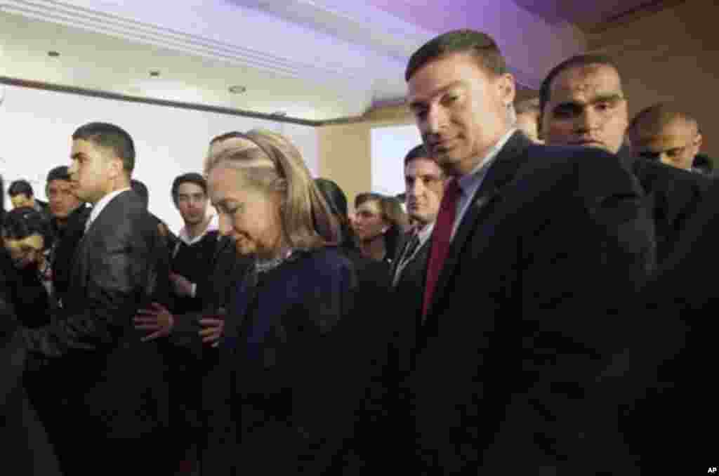 Menteri Luar Negeri AS Hillary Rodham Clinton dikelilingi petugas keamanan saat akan bertemu media usai penyelenggaraan Konferensi Friends of Syria di Tunis, 24 Februari 2012. (AP/Jason Reed)