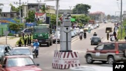 Bato bazali kotambola na boulevard Trimphal na Kinshasa, 22 janvier 2014.