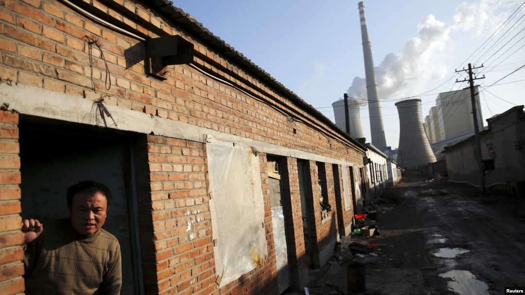 2015年12月10日一民工走出北京一家燃煤電廠附近的住所