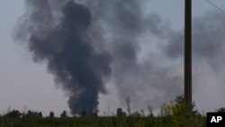 Asap hitam membubung setelah sebuah helikopter angkatan darat Ukraina ditembak jatuh di luar Slovyansk, Ukraina, Kamis (29/5). (AP/Alexander Zemlianichenko)