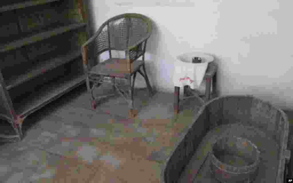 毛泽东住过的窑洞。墙角摆着一个木制澡盆。